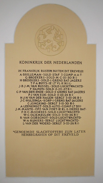 (8) Militaire gedenkplaat 2 op het Nederlands ereveld Orry-la-Ville
