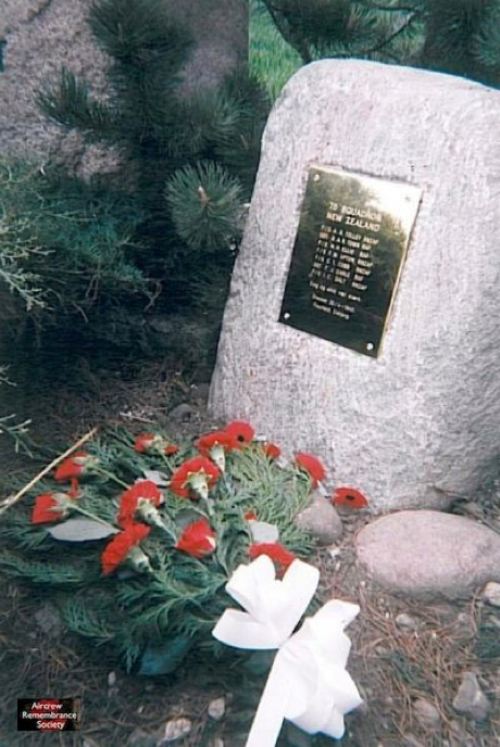 75-squadron-stirling-iii-bf506-memorial-the-plaque-that-diane-unveiled-5-may-1998-at-the-crashsite