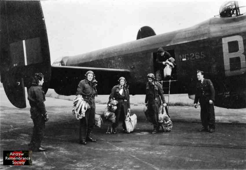 crew-of-bh-v002c-after-flight-to-belgium-25.5.1945