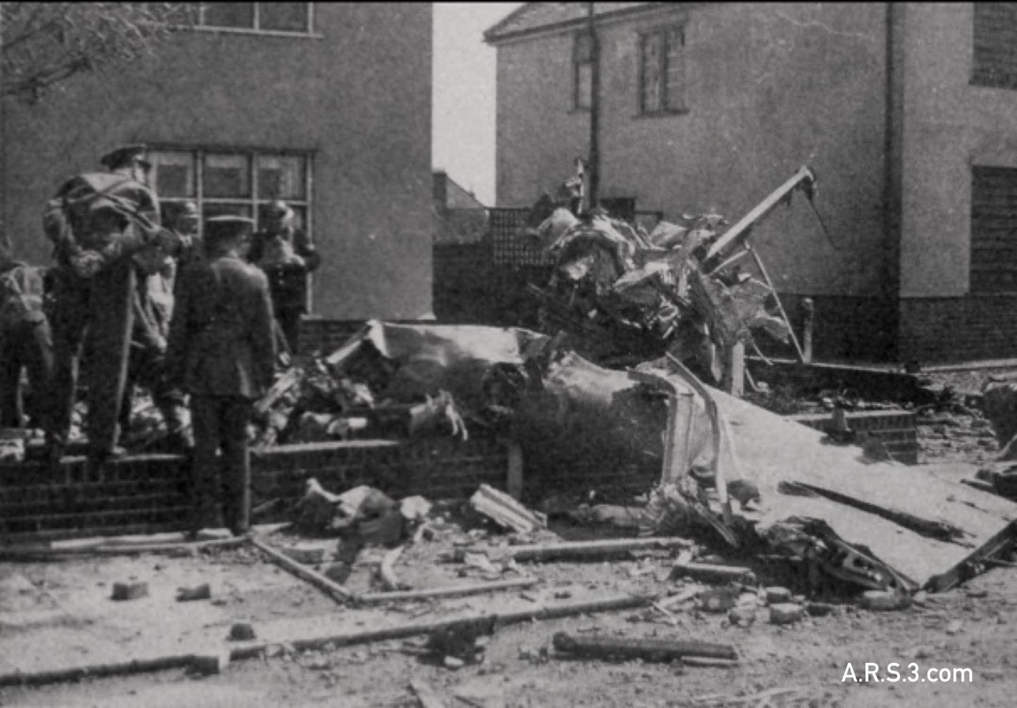 The wreck of Uffz. Weber’s Ju 87 lies wrecked in a garden at Shorncliffe Crescent, Folkestone.