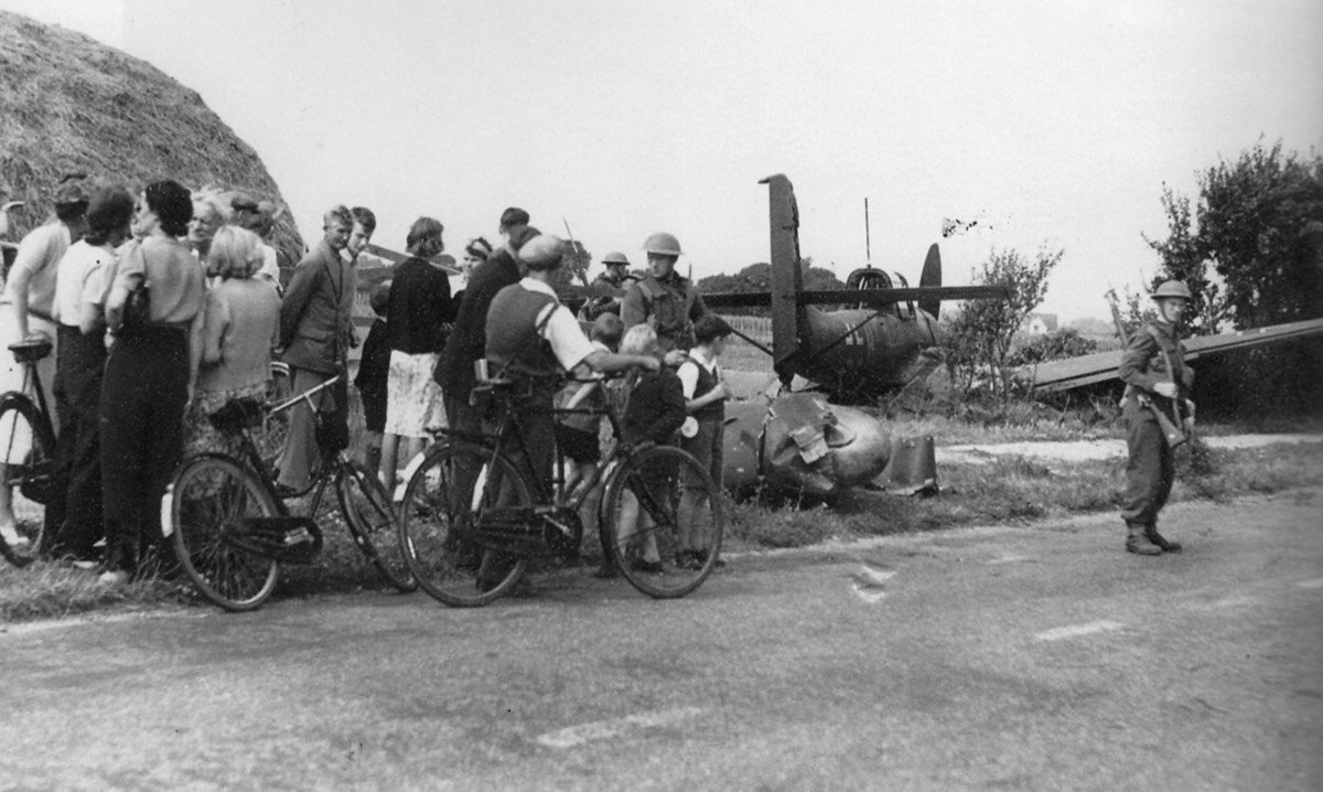 
A crowd of civilians gather to see the "Stuka" that force landed a mile from the sea near Selsey.