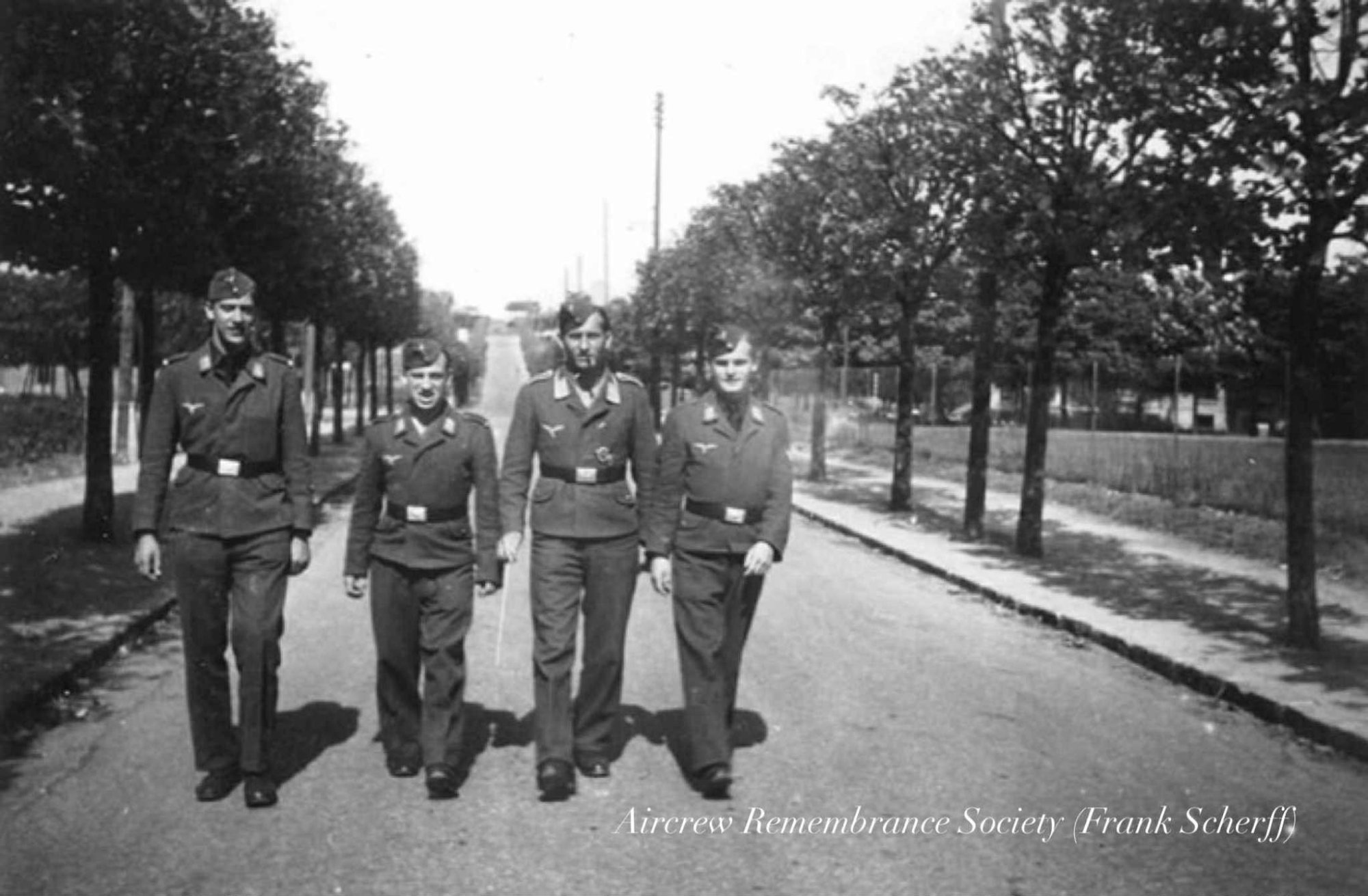 The crew pictured during the summer of 1943.

L to R: Manfred Forst,Ewald Scherff,Alfred Popp,Helmut Kunze.(via Scherff)