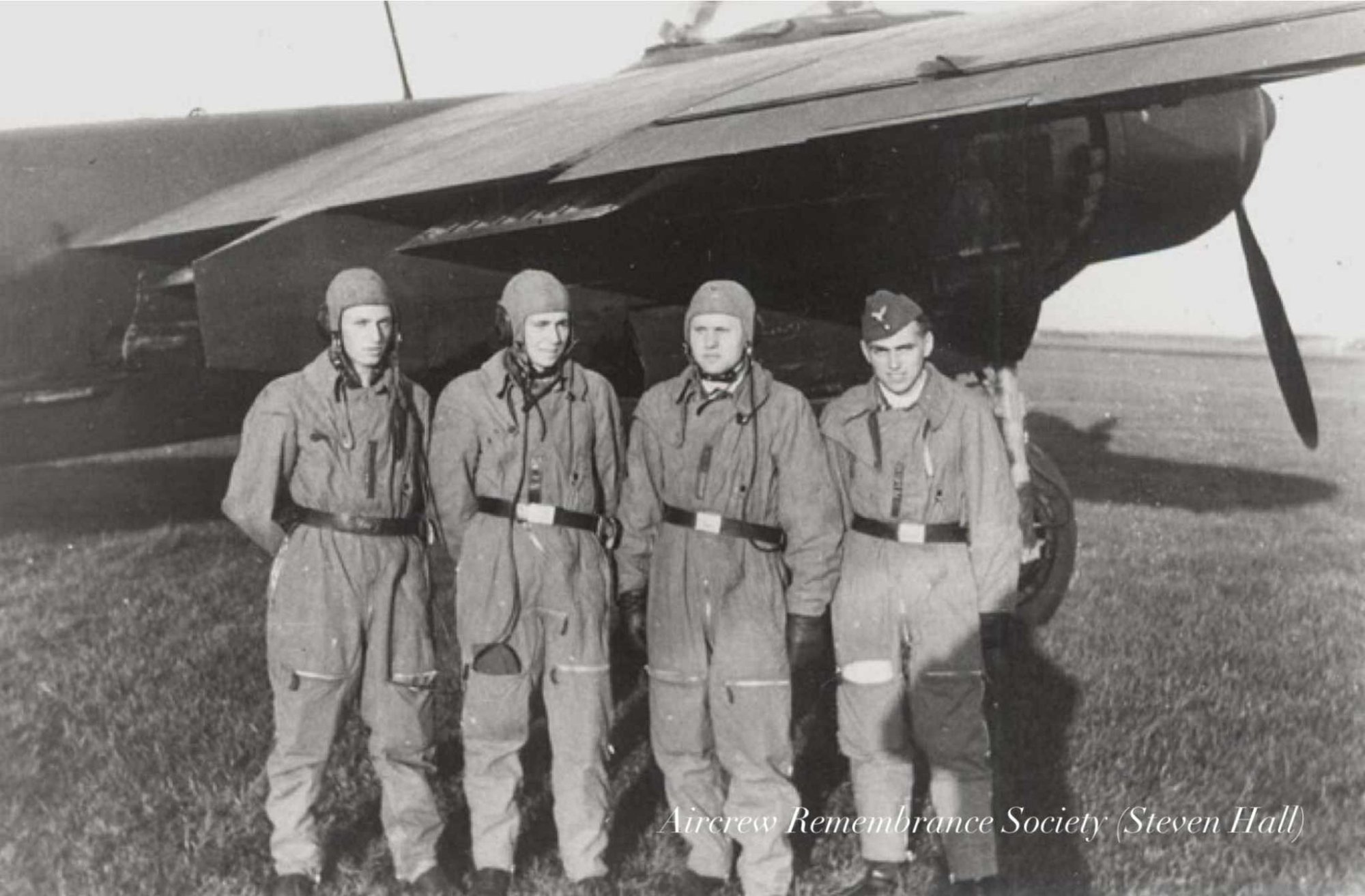The crew of the Dornier Do 217, Fw Salz stands 3rd from left, do not know in which order the other crew members are named. (Hall)