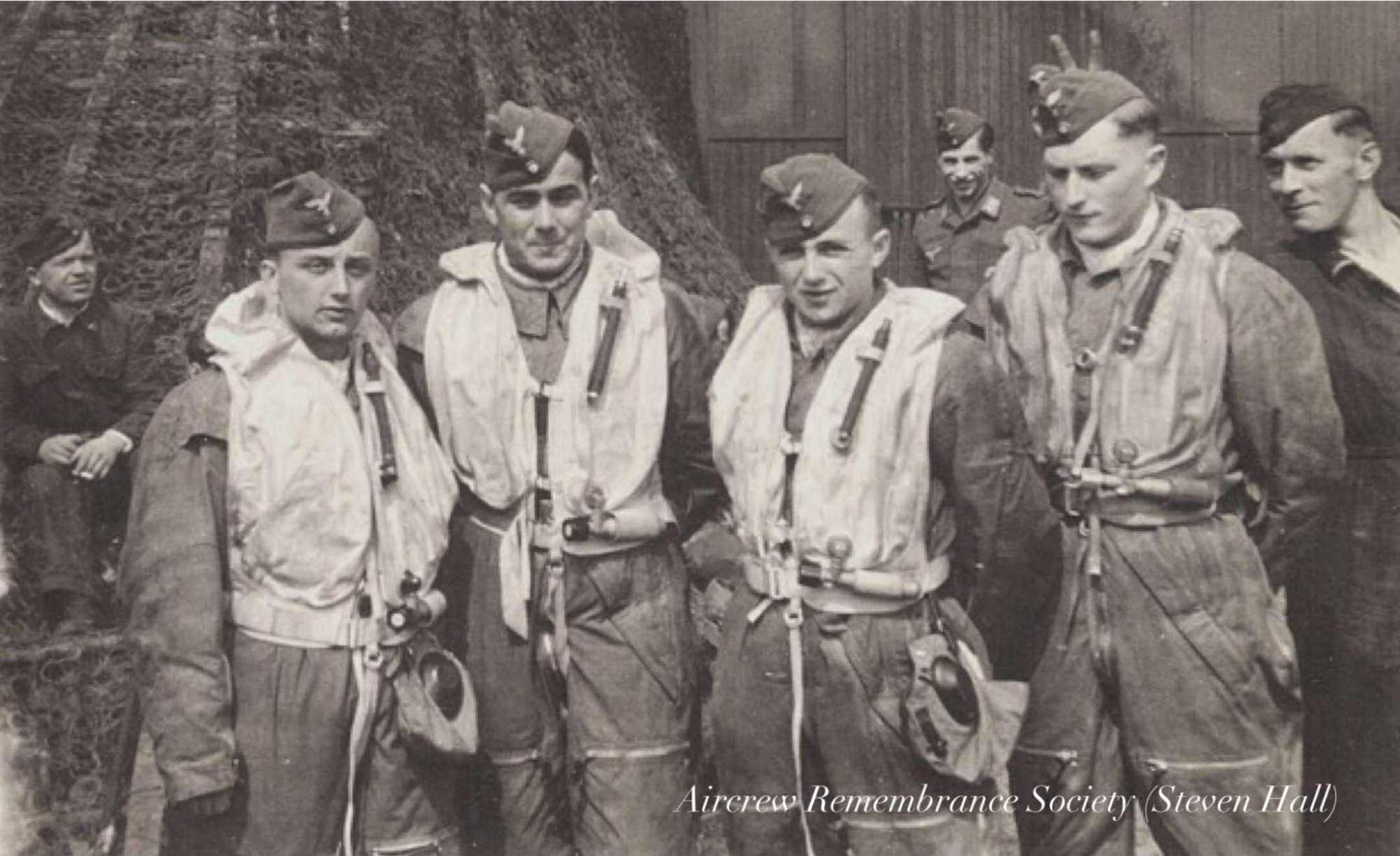 “Ready for flight”

Observer; Fw. Aigner, Pilot; Fw. Heiden, Radio/Op; Uffz. Schotthöfer and Gunner; Fw. Strassner. (Hall)
