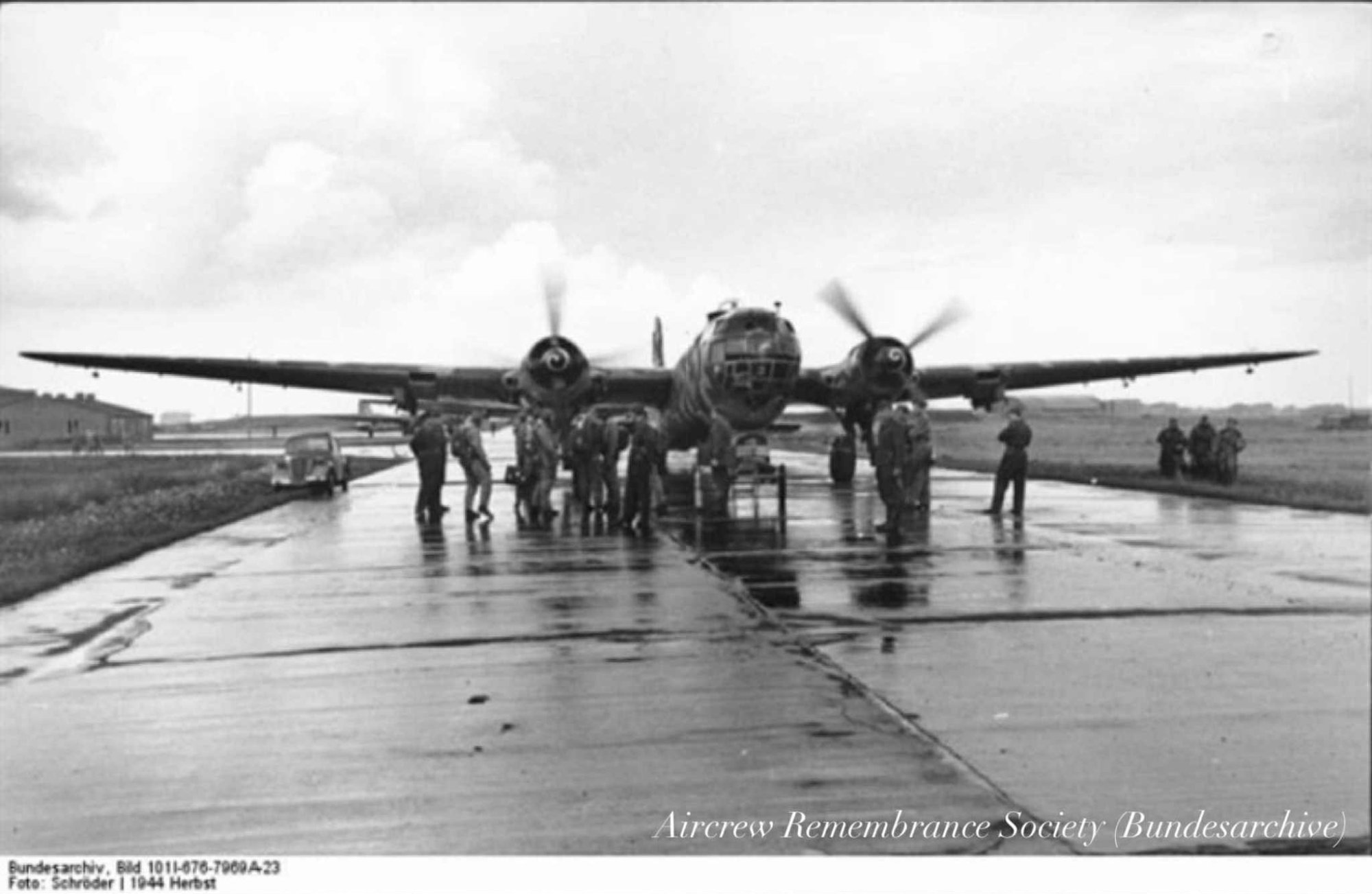 A Bundesarchiv photo showing a He 177 being prepared for an operation over England in 1944 (BA)