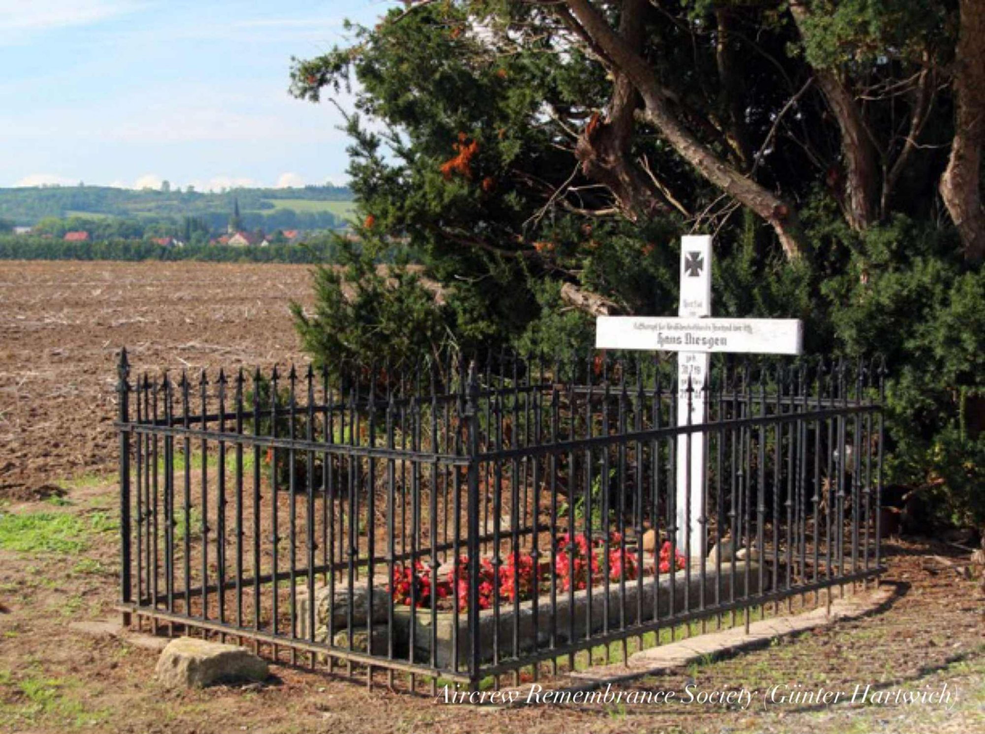 Field grave of Uffz. Hans Niesgen pictured 2011 (Günter Hartwich)