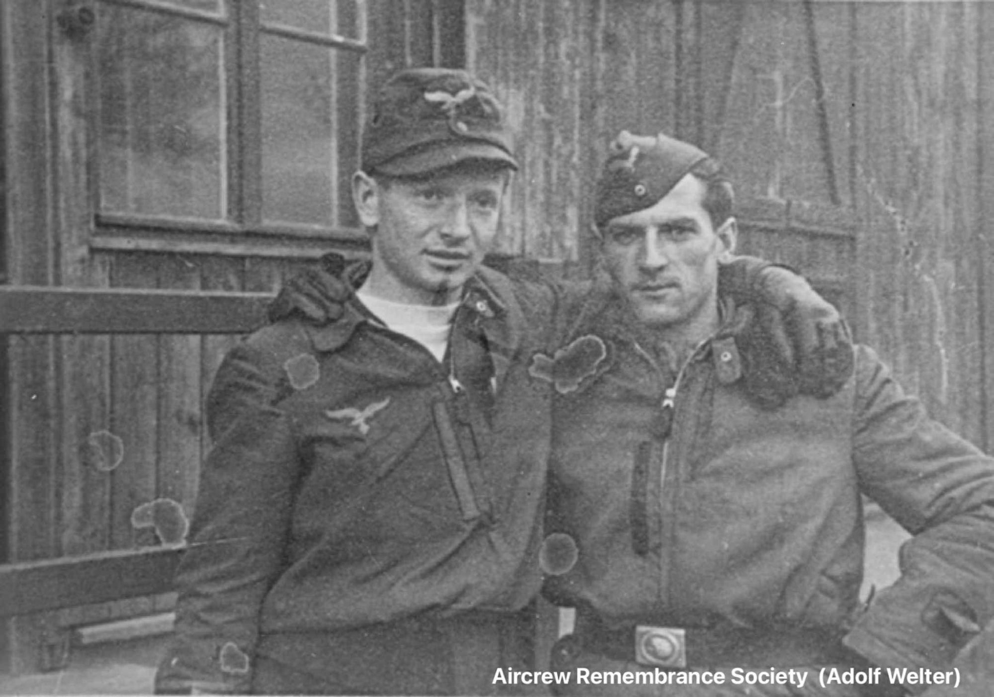 Comrades, Uffz. Heinz Bäz pictured together with Richard Sprünker during break in operations.
Uffz. Bäz was lost on the 18.11.1944 near Wuerzburg. (Welter)