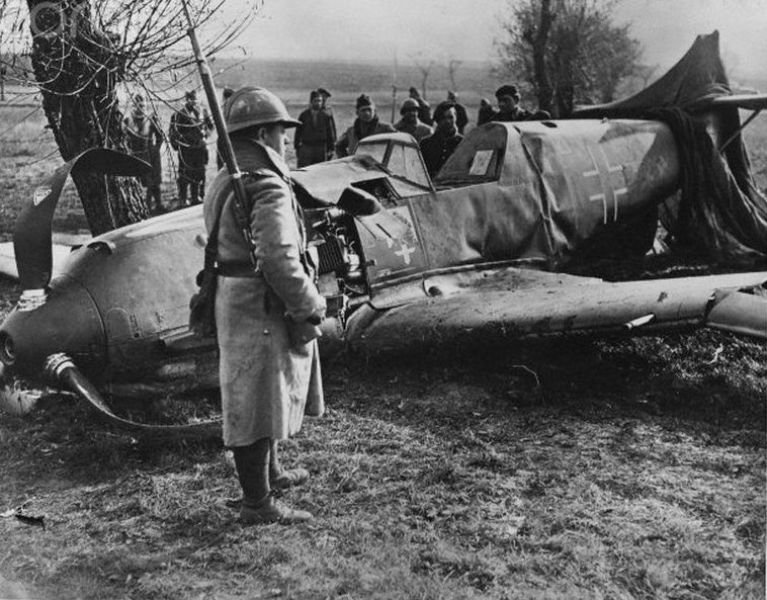 22.11.39 Stab I./JG76 Messerschmitt Bf 109E Wnr.1251 Lt. K-H Schulz
Location: Puttelange, NE France.
The wreck of Lt. Schulz’s Bf 109E under guard by French soldier