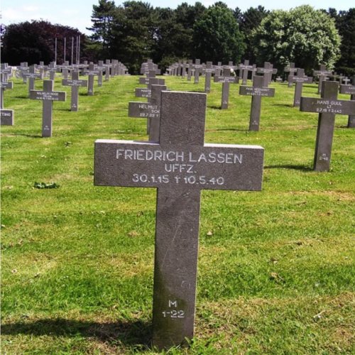 The grave today of young Friedrich at Ysselsteyn (Jan Jolie)