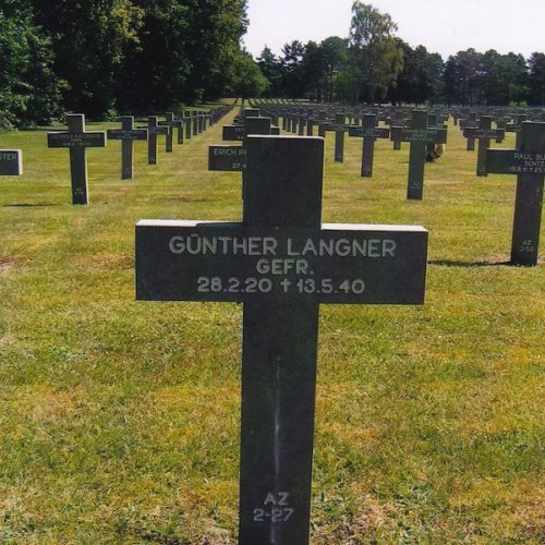 The last resting place of gefreiter. Langer. Ijsselsteyn, Netherlands. (Jolie).