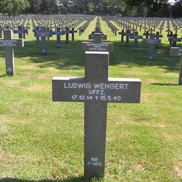 His pilot, Ludwig Wengert also nearby (Jolie)