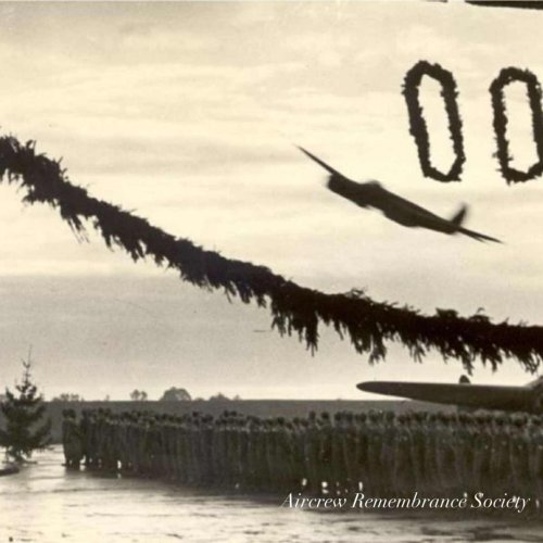 Crew of Oblt. Berndt, Oblt. Rüeck, Obfw. Reiche and Uffz. Reiser returned after completing the Staffel’s 500 war flight!
The Kommandeur, Major. Kopper greeted the men on return.