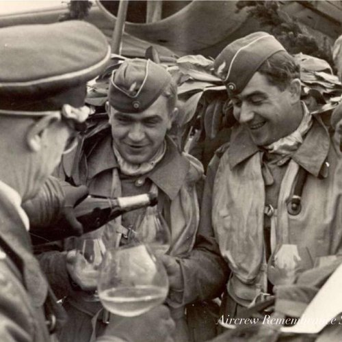Crew of Oblt. Berndt, Oblt. Rüeck, Obfw. Reiche and Uffz. Reiser returned after completing the Staffel’s 500 war flight!
The Kommandeur, Major. Kopper greeted the men on return.