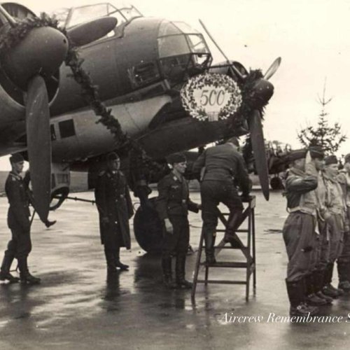 Crew of Oblt. Berndt, Oblt. Rüeck, Obfw. Reiche and Uffz. Reiser returned after completing the Staffel’s 500 war flight!
The Kommandeur, Major. Kopper greeted the men on return.