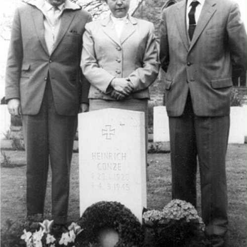 Relatives of Heinrich visiting his grave (Hall).