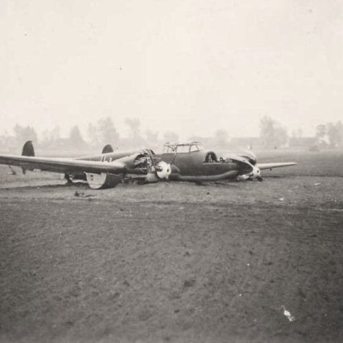 06.09.1939 Bf110C-1 2N+IH Major Karl Hammes 1ZG1 x4
Major. Hammes Bf 110 pictured in relatively good condition after the landing