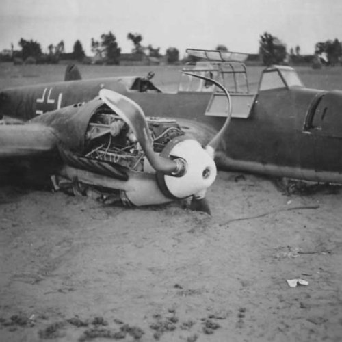 06.09.1939 Bf110C-1 2N+IH Major Karl Hammes 1ZG1 x5
Another view of the cockpit area (Archive)