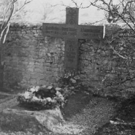 08.11.1939 1./(F)123 Dornier Do 17P Wnr.(not known) Ofw. Stühler Location: Lubey, 12 km SW of Sizun, France.
The bodies of Georg Stühler and Heinrich Schneidmüller and Hans Kutter were originally buried together at Lubey cemetery.(Schlichting)