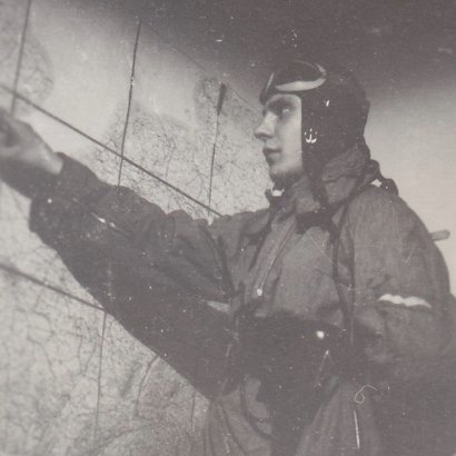21.12.1939 3./(F)121 Heinkel He 111H-2 Wnr.(not recorded) Uffz. Keller
Location: Near Spöck, Germany.
Pilot Kurt Keller pointing to a map of England (Schmitz)