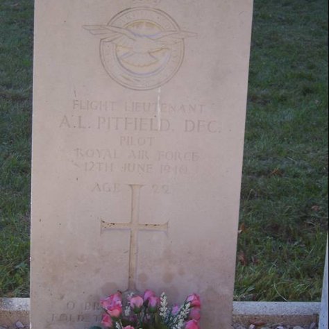 Grave of FL/Lt. Alan Pitfield D.F.C. (Courtesy Bob Nichols)