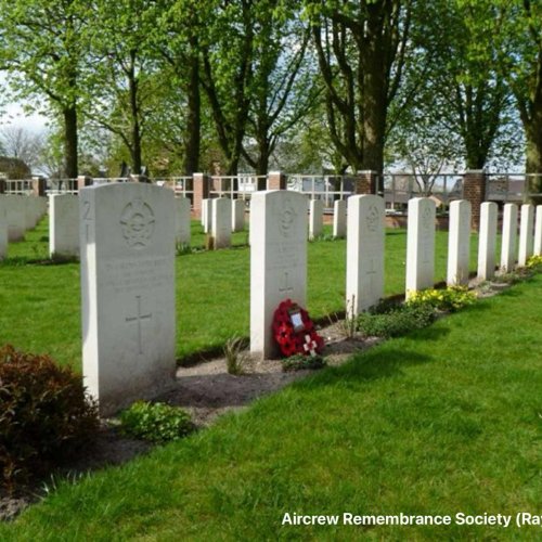 The graves of Les's crew at Uden Cemetery (via R. Brettle).
