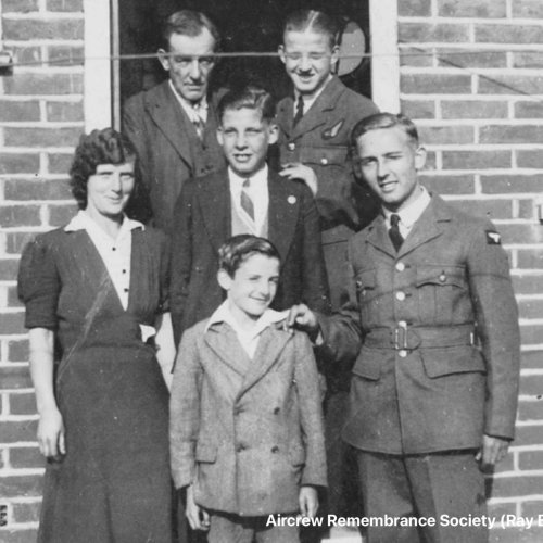 Les at the back on right with younger brother Len in front aged 11. (via Brettle).